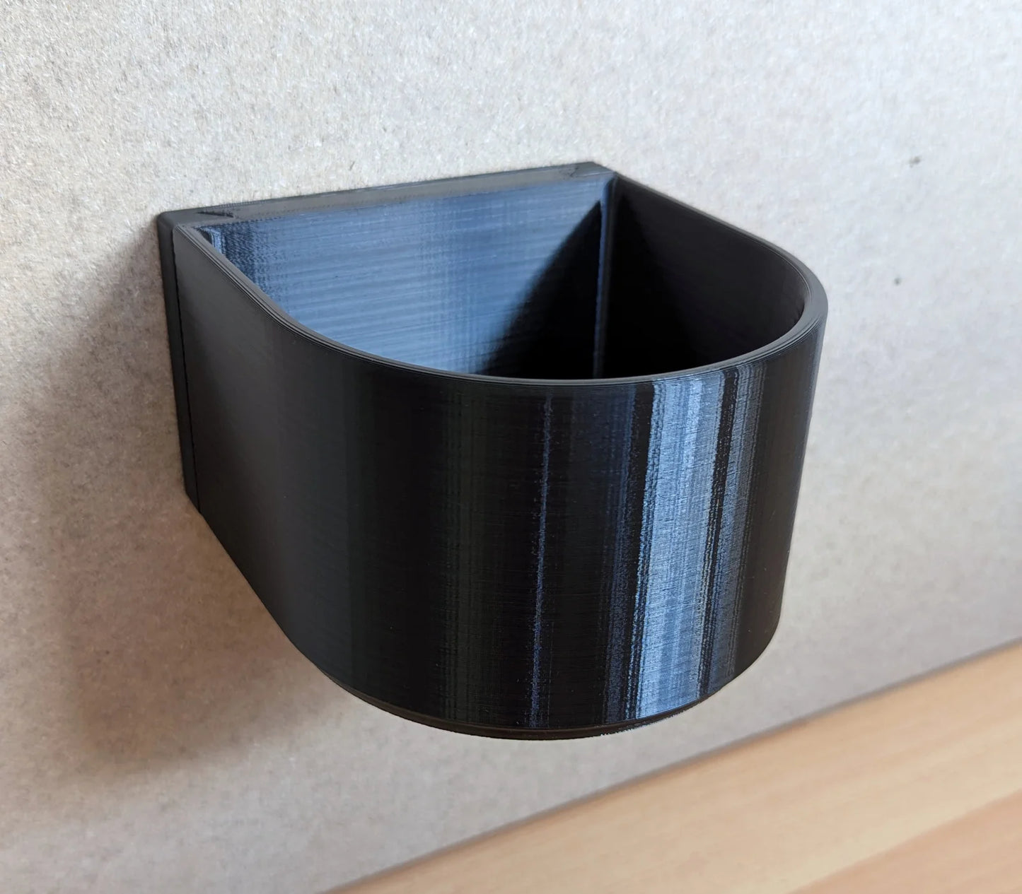 Hundenapf Wandmontage 0.7L – abnehmbar, robust & lebensmittelecht als Futterstation – schwarz