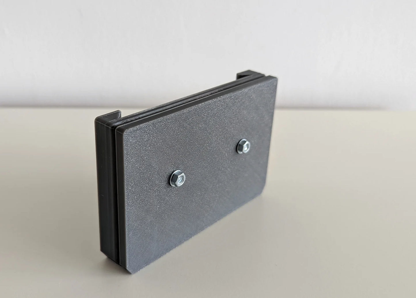 Halteplatte für Hundenapf Wandmontage S – stabile Befestigung für Gitterbox & Hundebox, 0.7 L