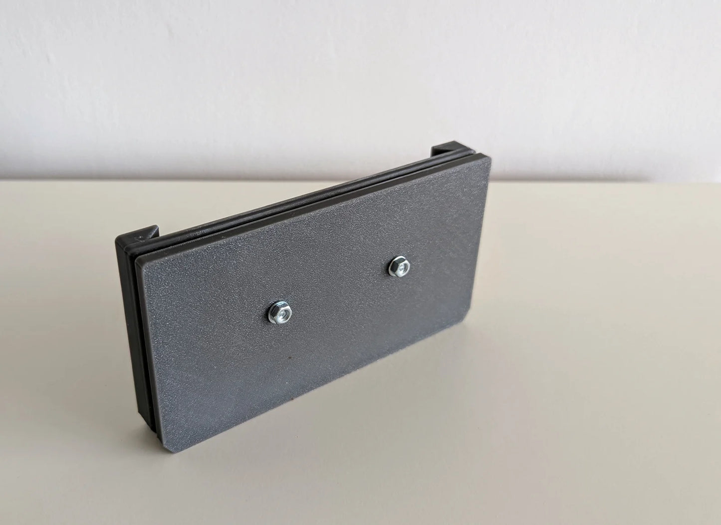 Halteplatte für Hundenapf Wandmontage M – stabile Befestigung für Gitterbox & Hundebox, 1.0 L